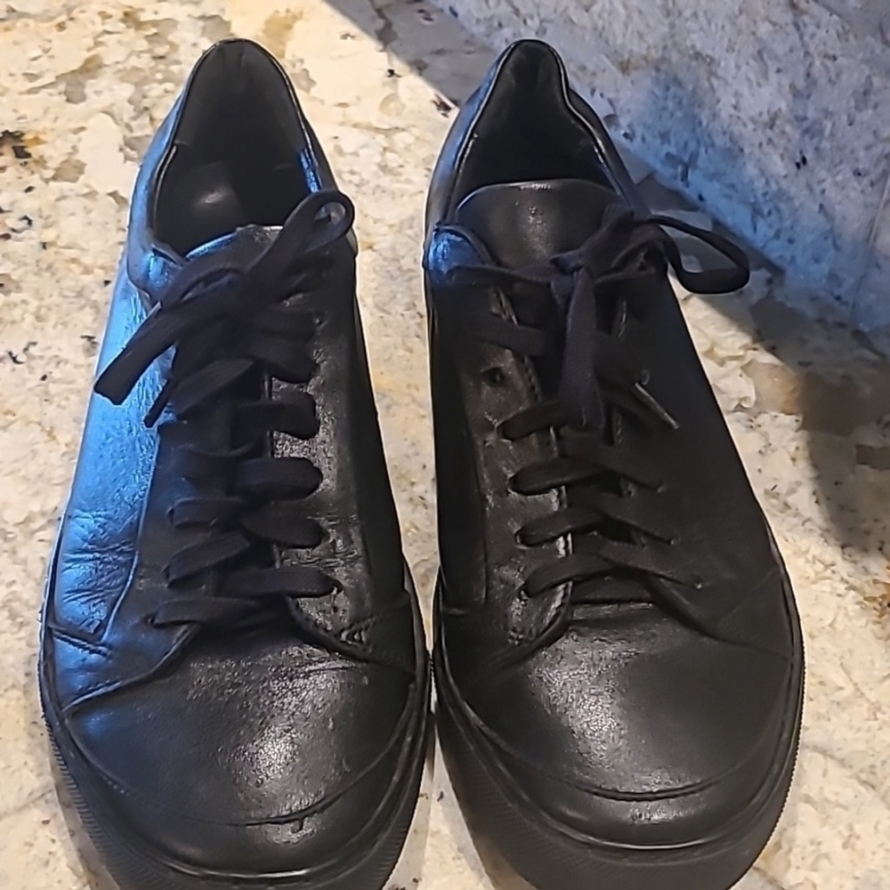 Thorogood Men's black full grain leather: work or athletic shoe. (#1274).
